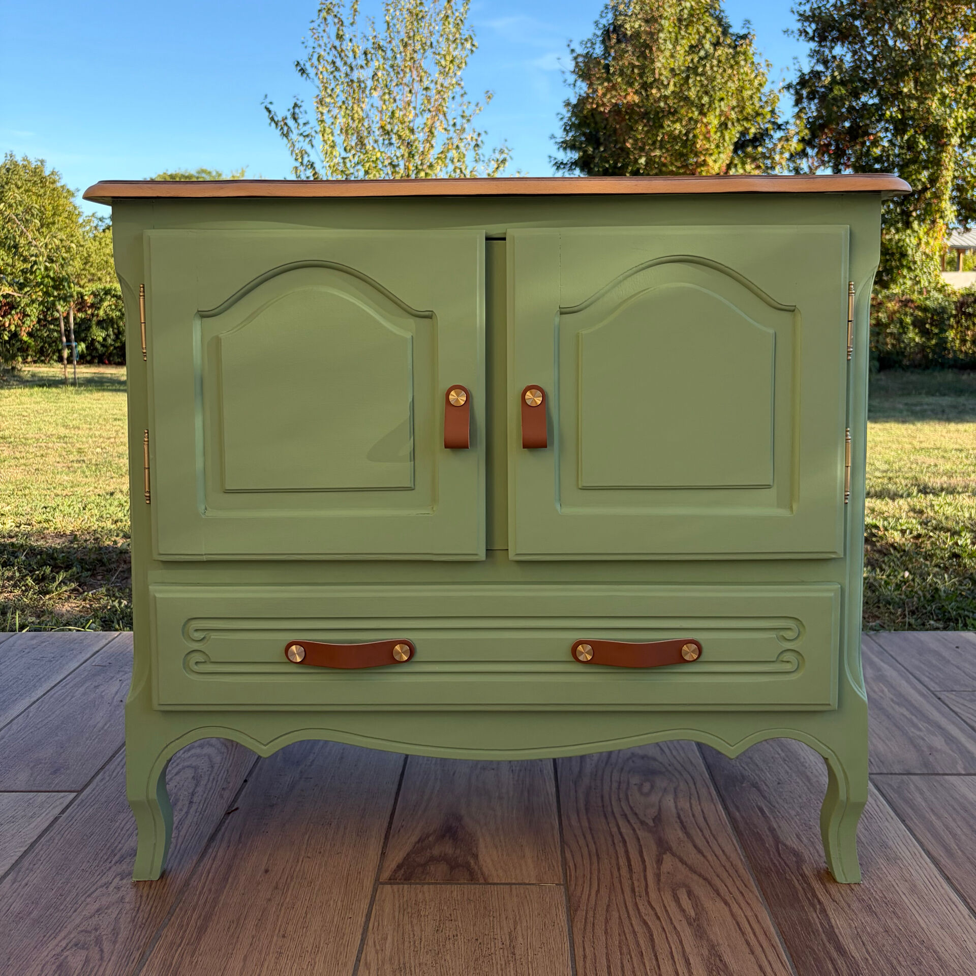 Buffet ancien rénové vert sauge - plateau en chêne