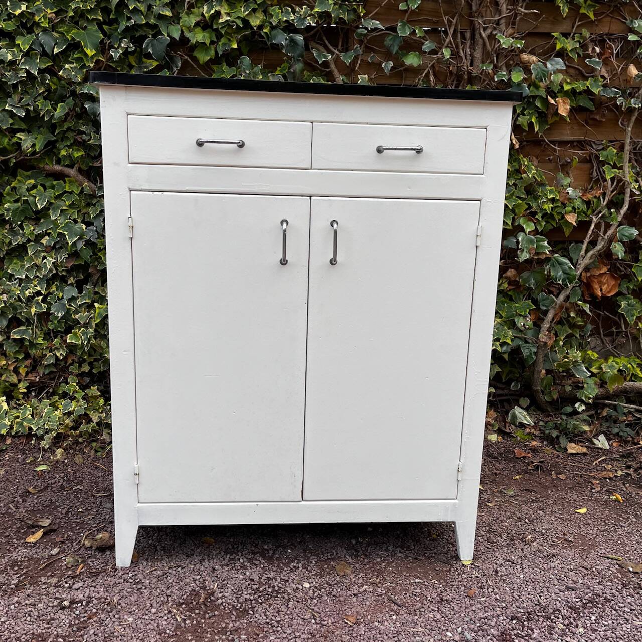 Vintage white sideboard with 2 doors and 2 drawers