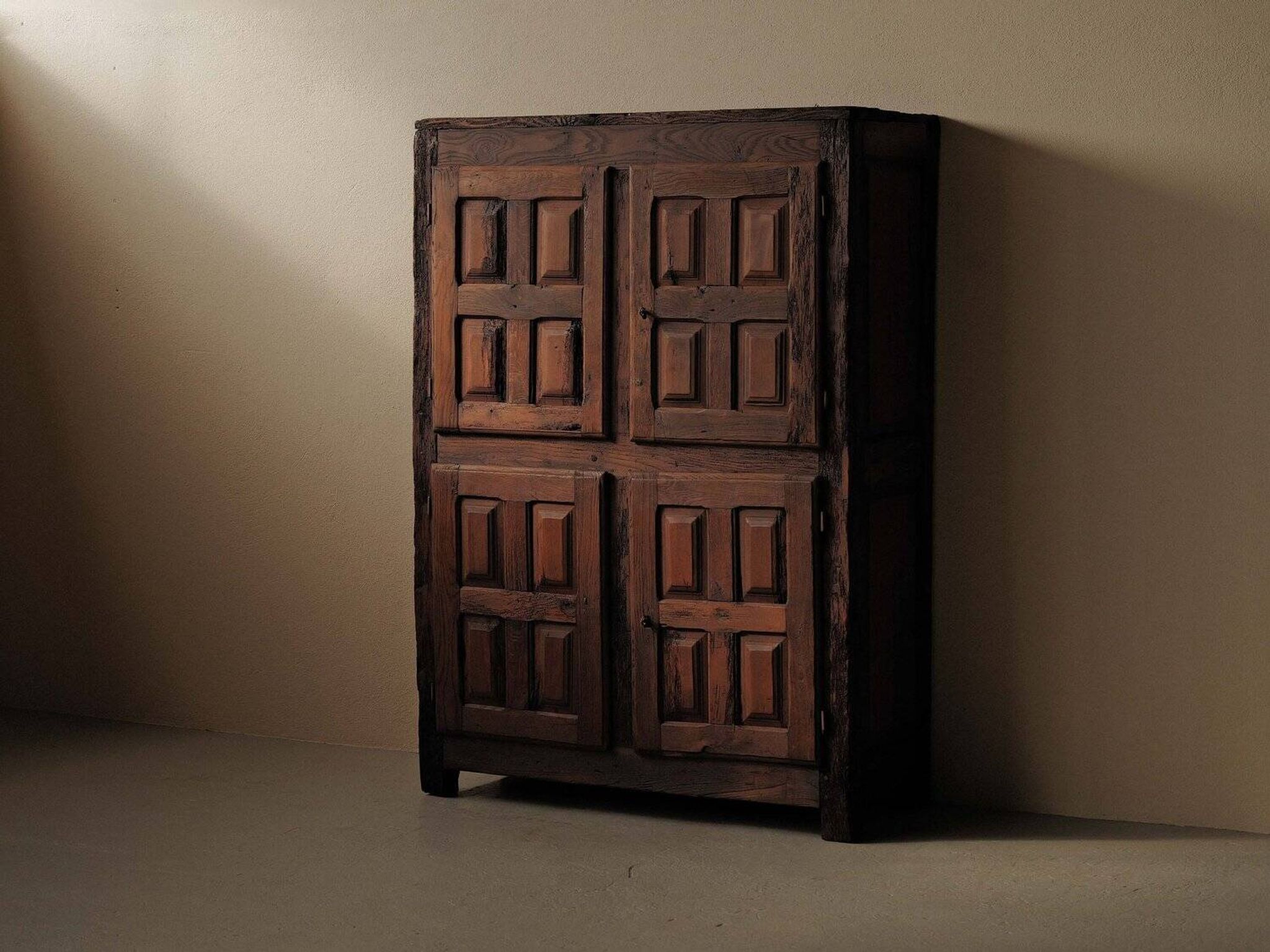 Meuble quatre portes en bois massif, XVIIIᵉ siècle