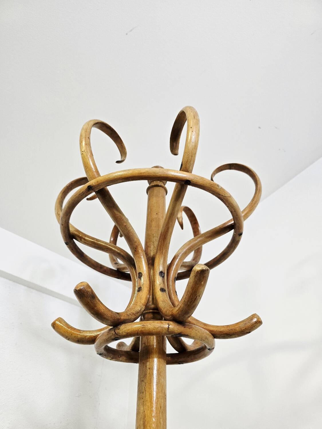 Porte-manteau et porte-chapeau en bois courbé