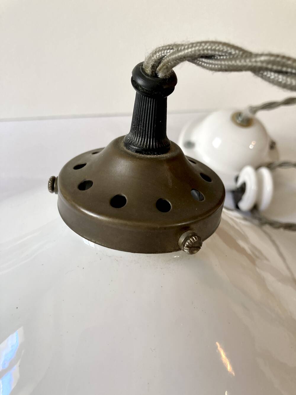 Suspension rises and falls in white glazed ceramic by The French House.