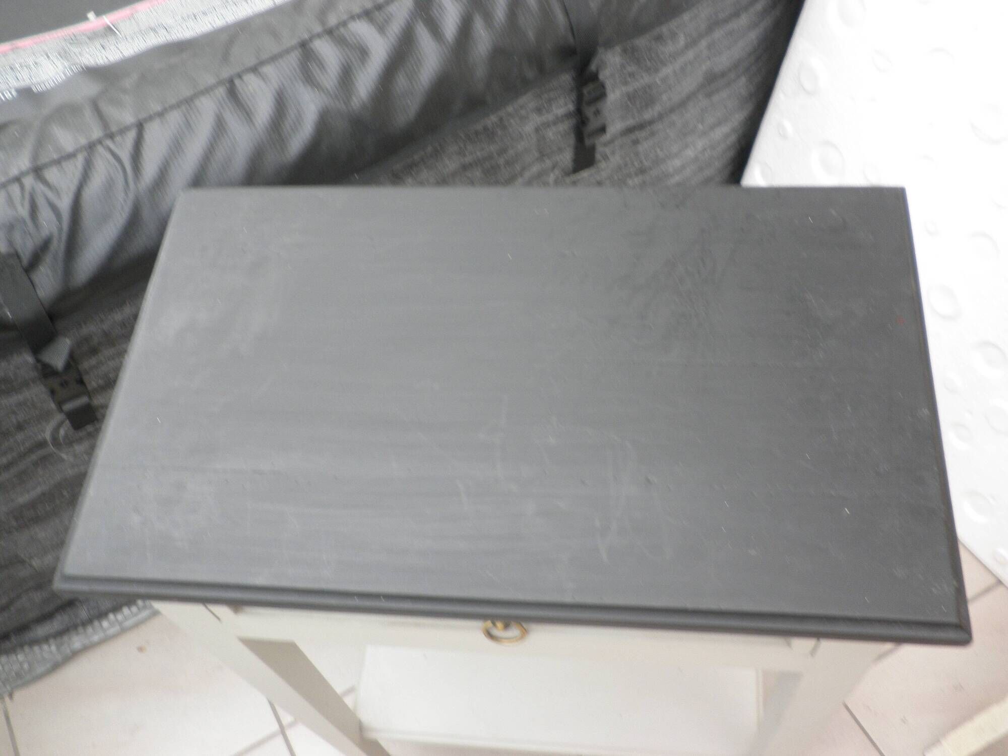 Table d'appoint en bois peint