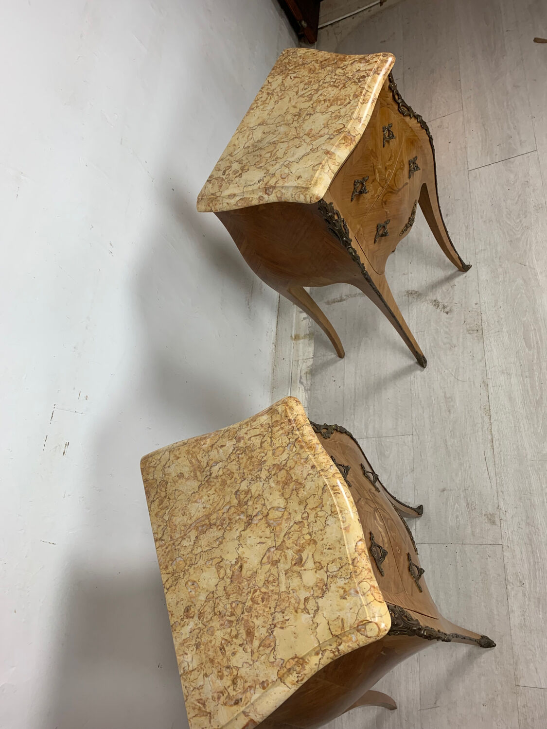 Paire de chevets marqueté