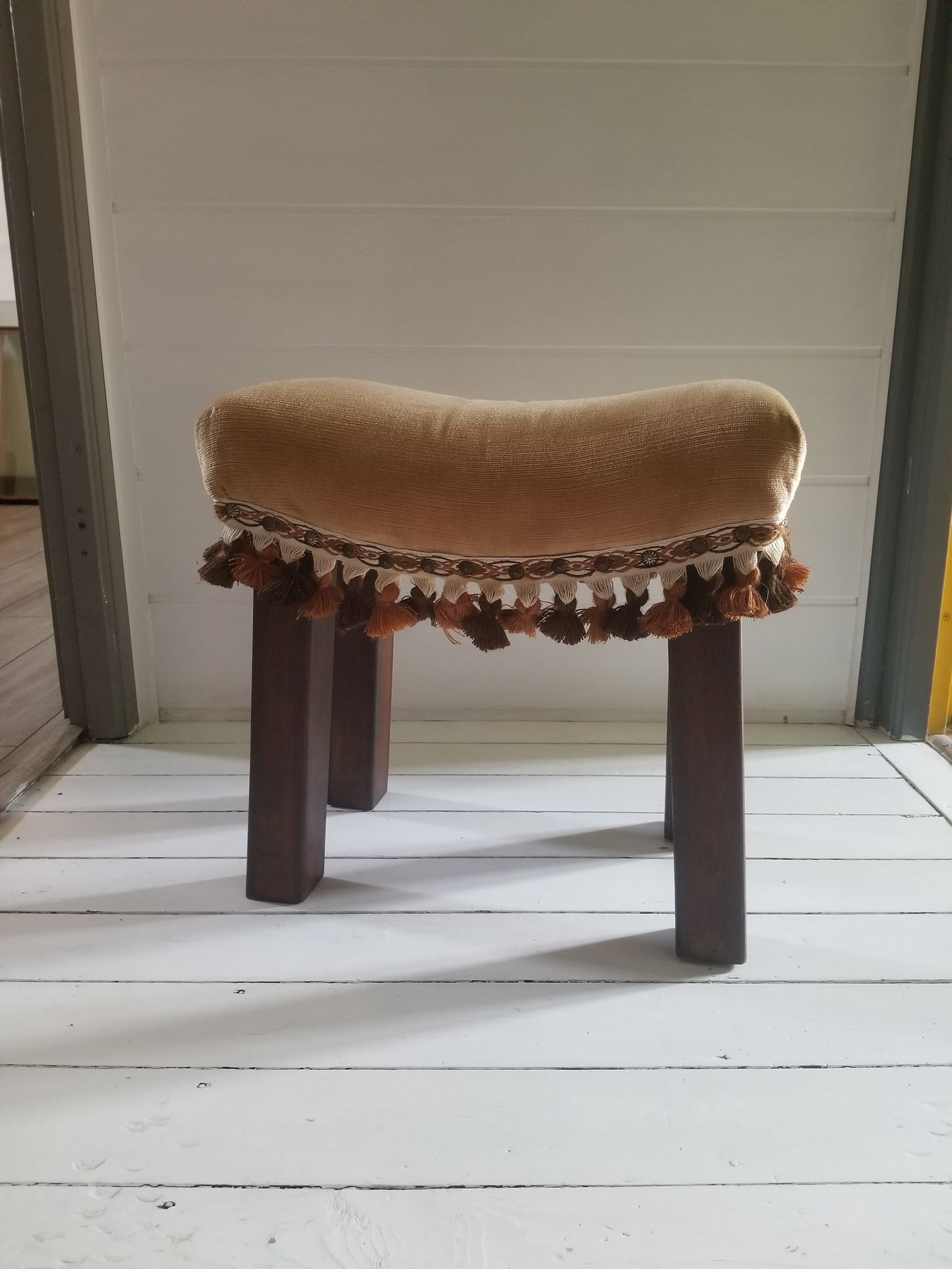 Artisanal footrest of oriental spirit