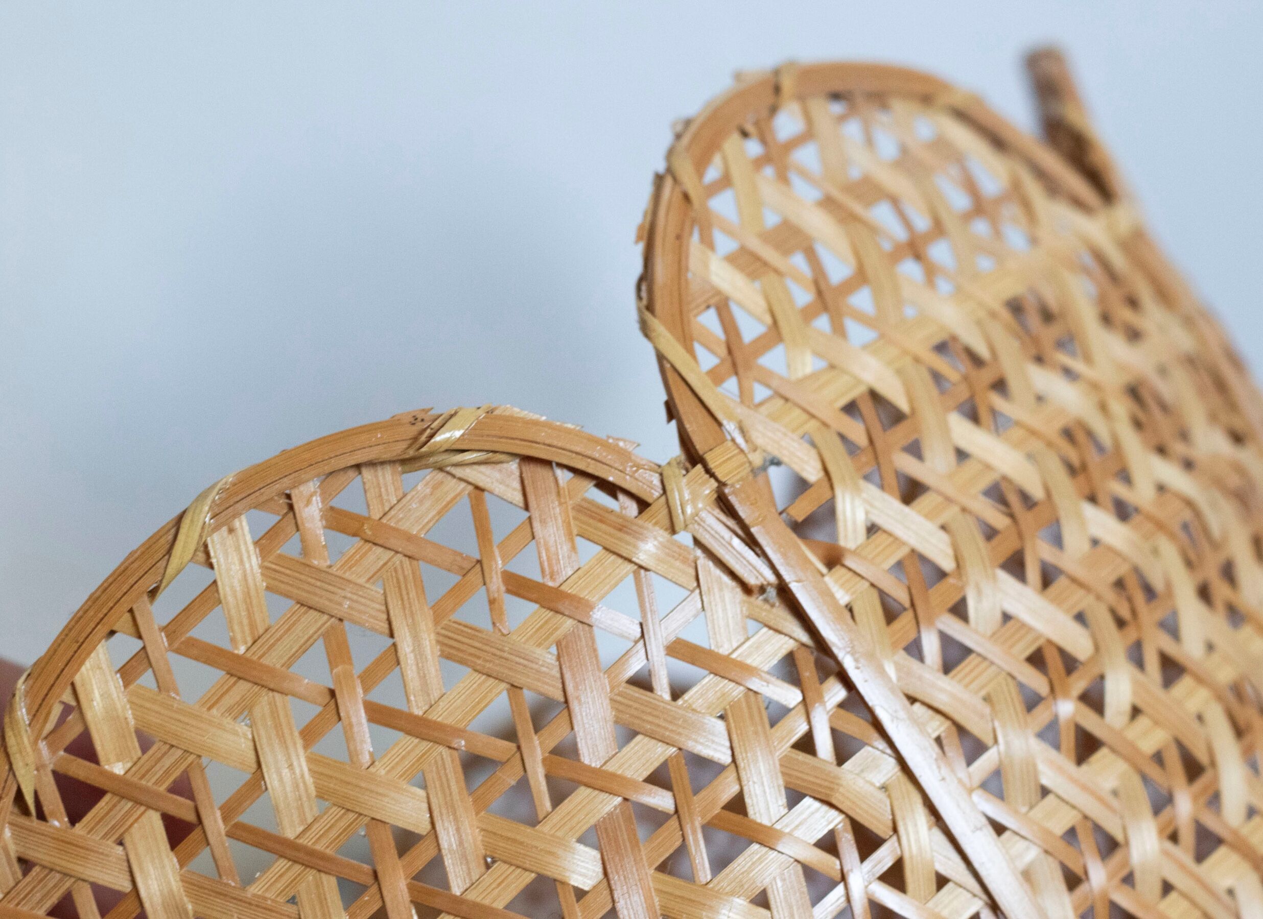 Vintage flower suspension in wicker rattan
