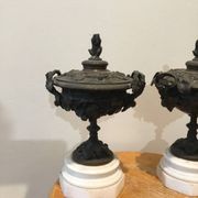 Garnitures de cheminée en bronze avec pied en marbre représentant des feuilles de vignes