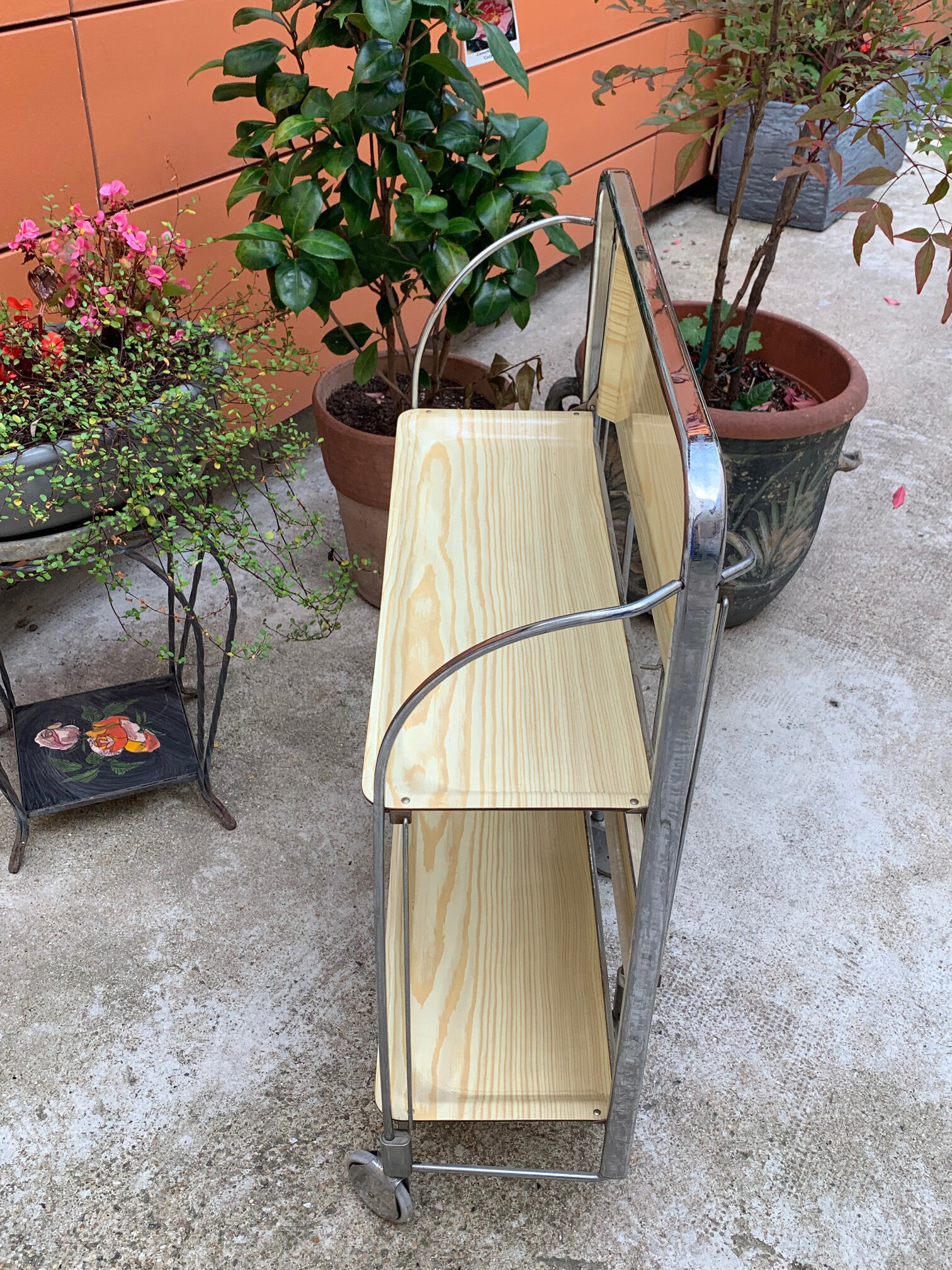 Folding travel service in vintage formica