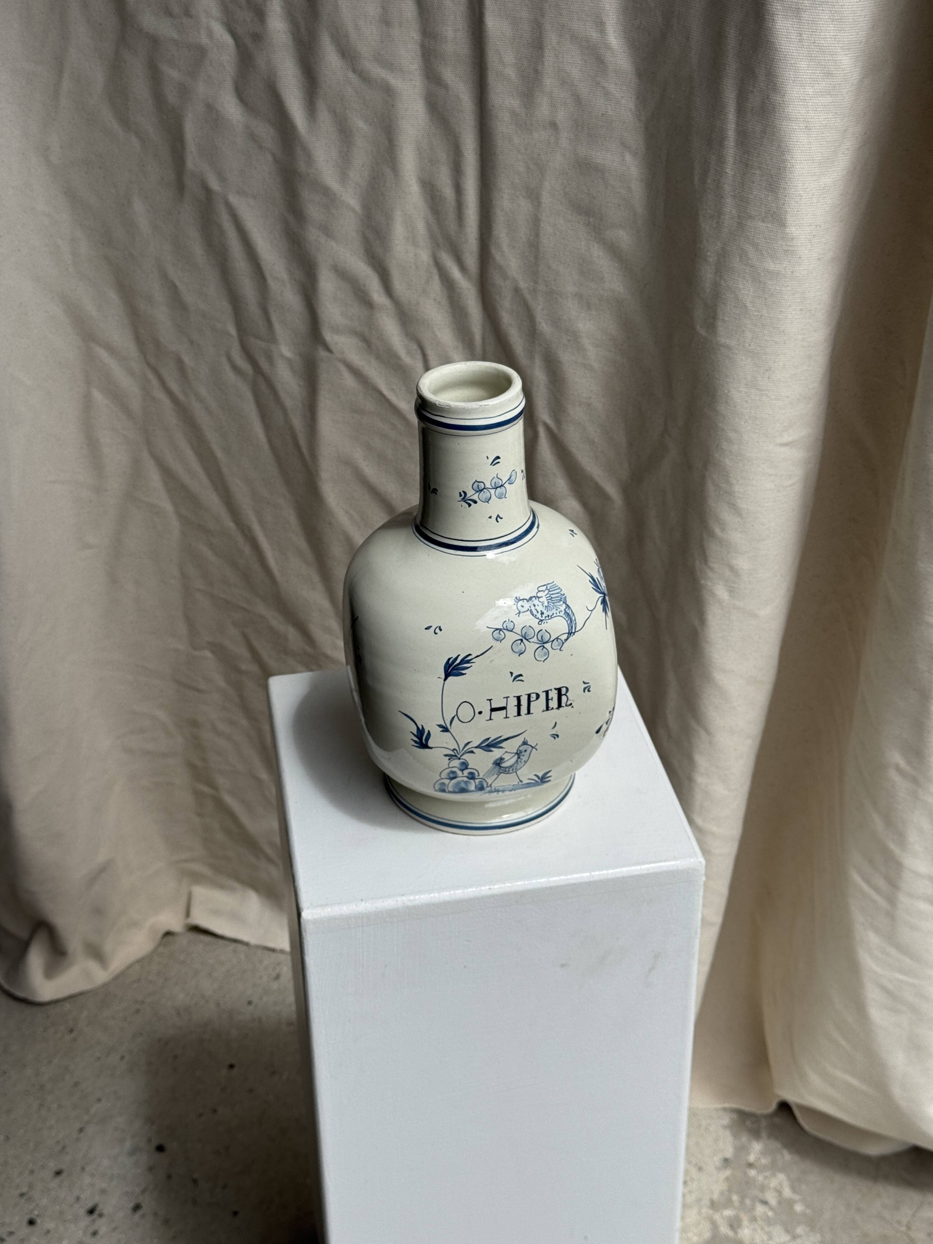Vase en faïence blanche décor bleu O. HIPER