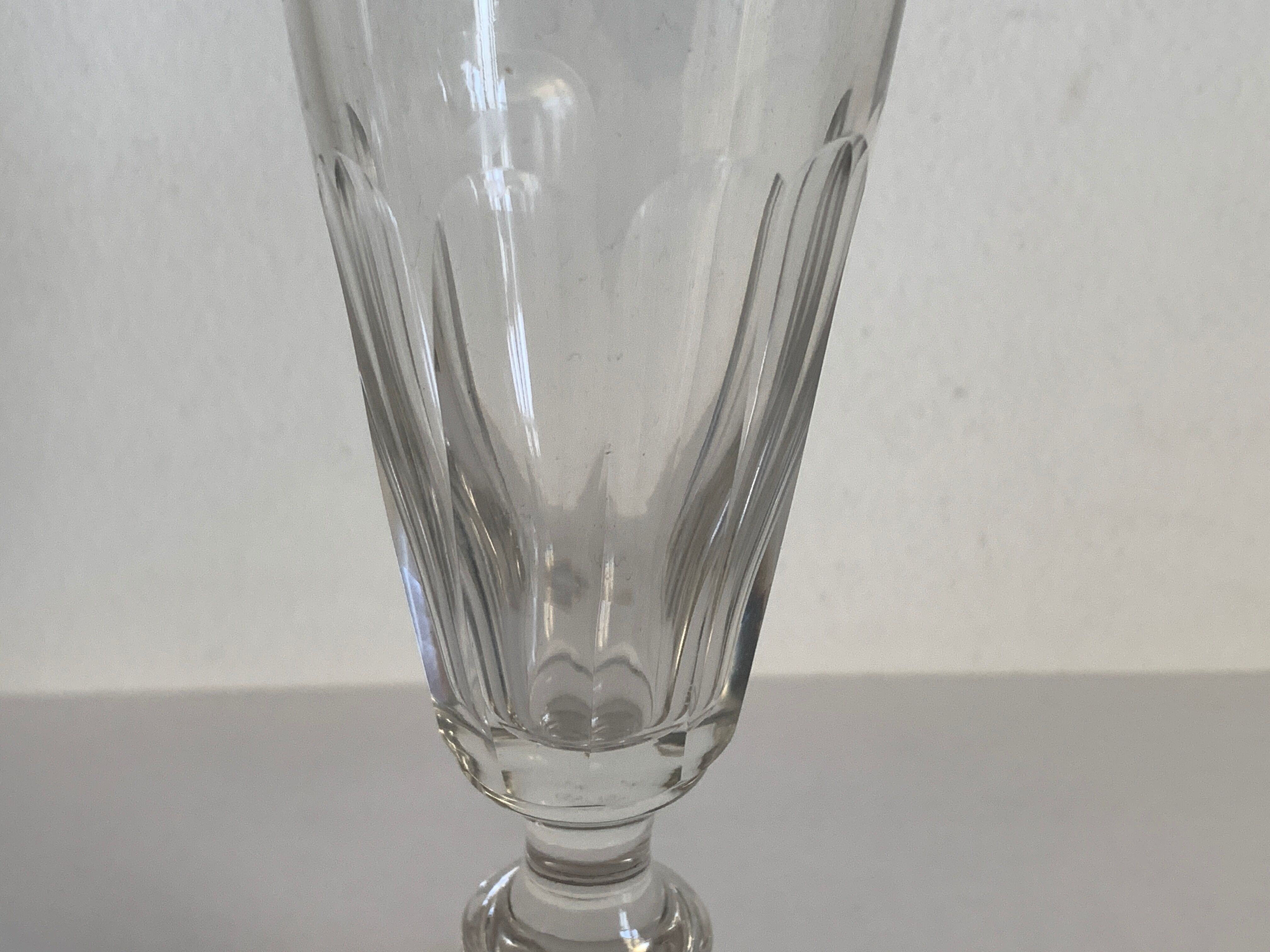 6 flûtes à champagne en verre soufflé, modèle ancien Caton de Saint Louis