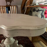 Oval violin table