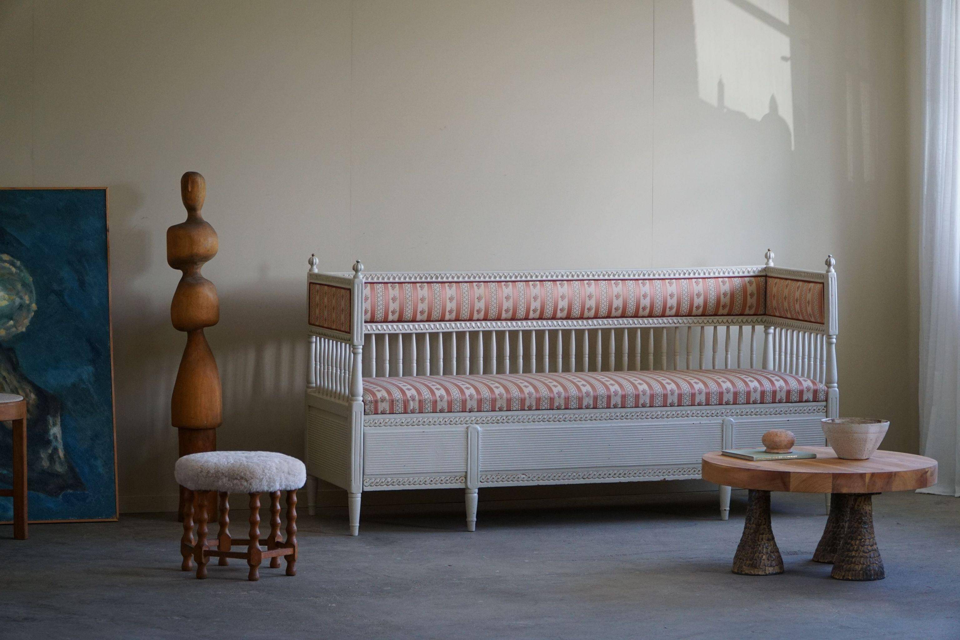 Antique Gustavian canapé / bench from the early 19th century, by a Swedish cabinetmaker.