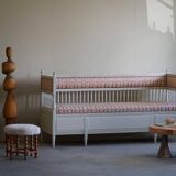 Antique Gustavian canapé / bench from the early 19th century, by a Swedish cabinetmaker.