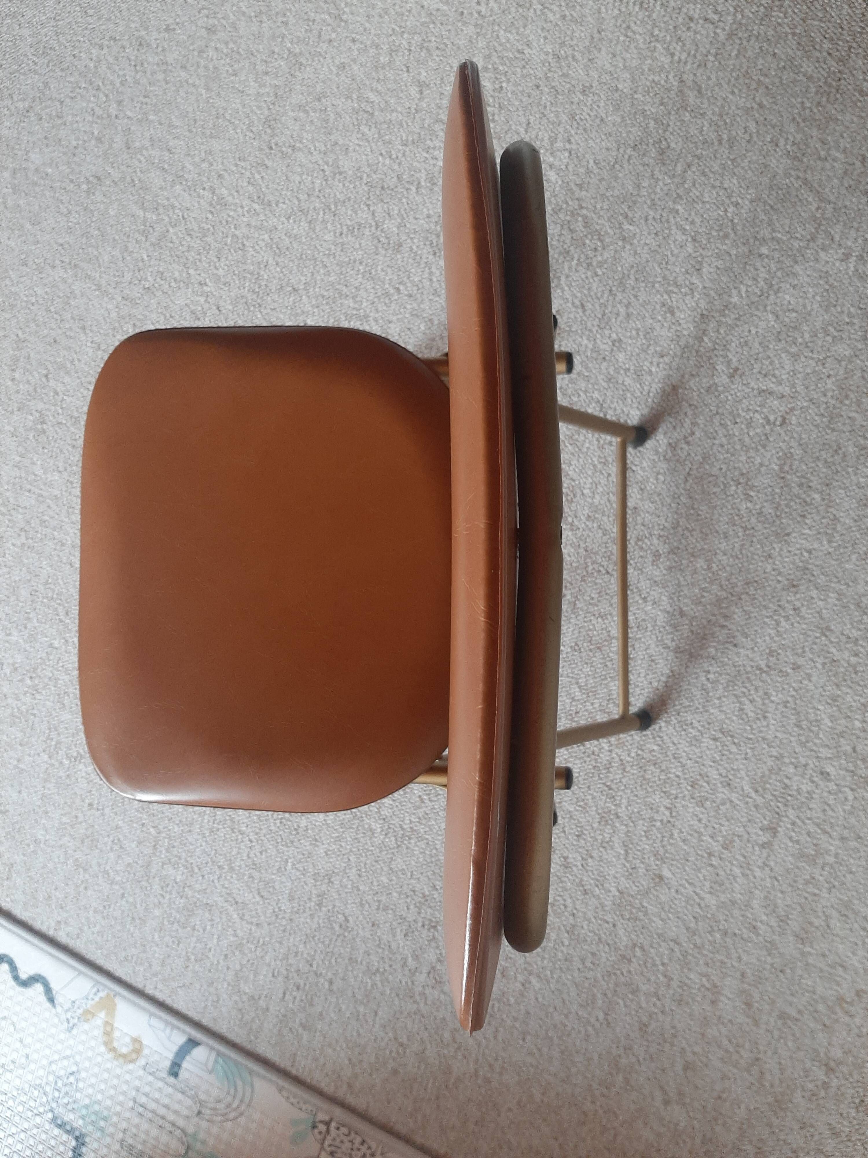 Chaise pliante structure tube et simili cuir