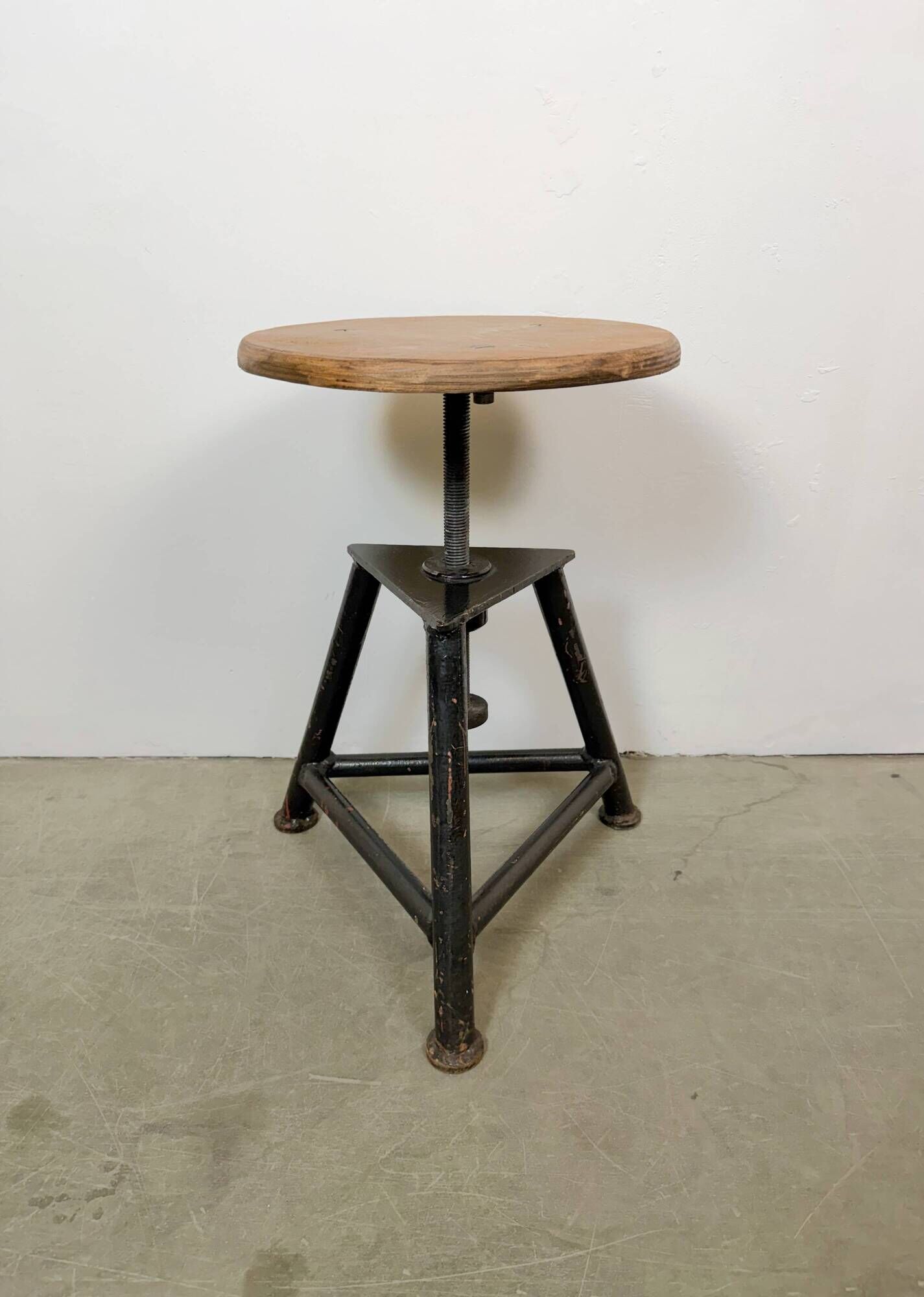 Tabouret pivotant industriel noir, années 1960