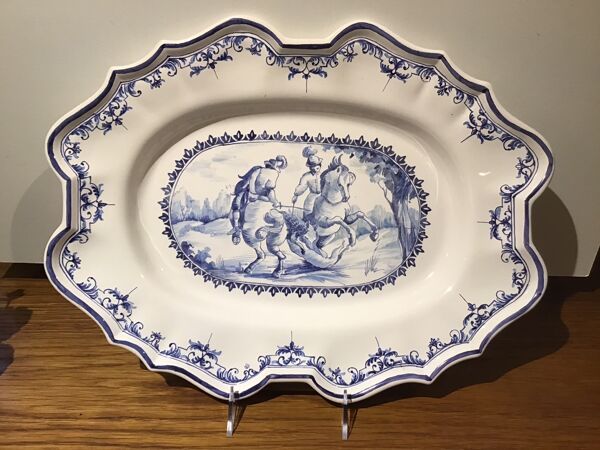 Plat ovale en faïence à décor d’une scène de chasse signée