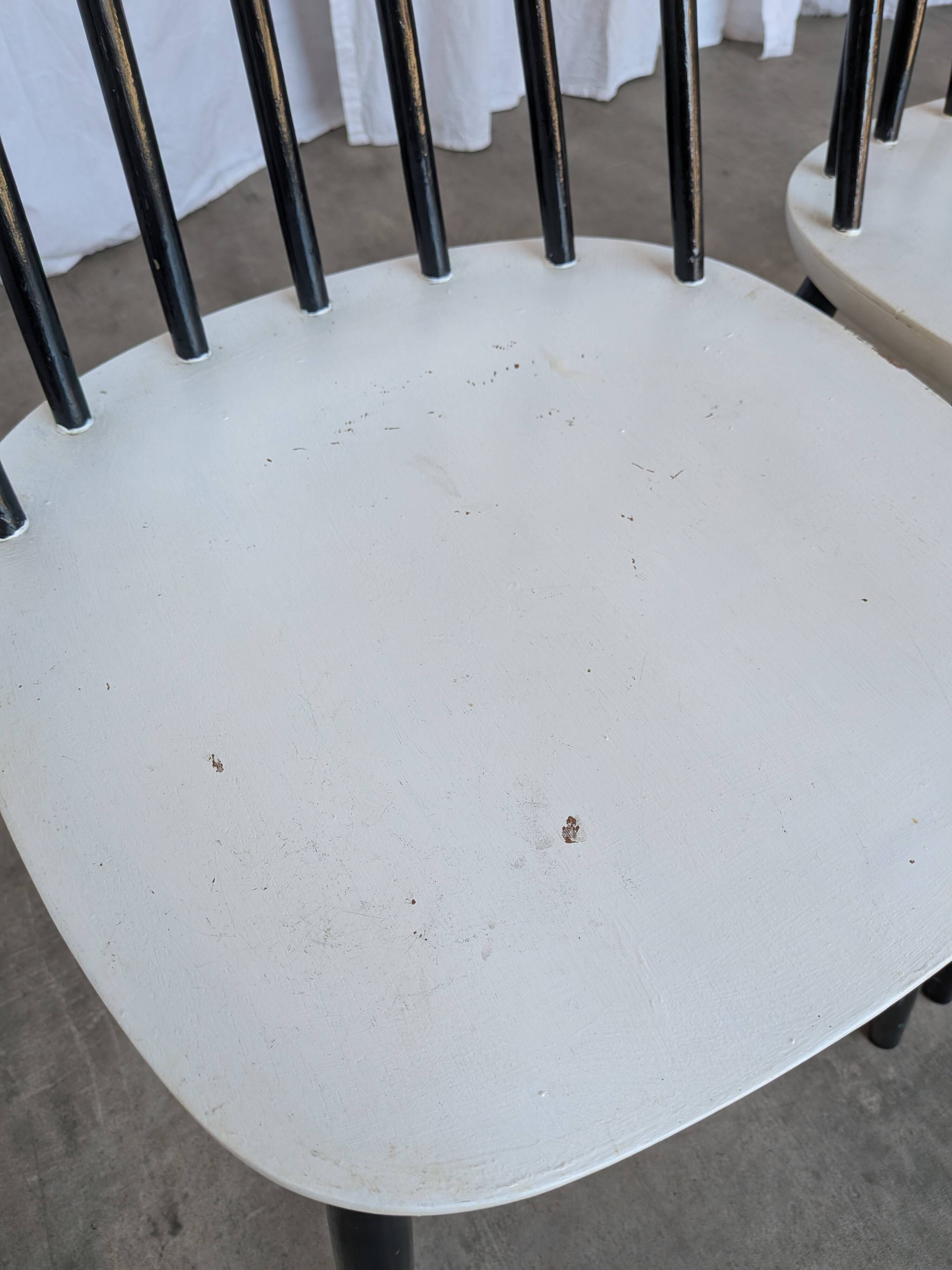 Ensemble de 3 chaises de salle à manger vintage noir et blanc, style Ilmari Tapiovaara, scandinave.