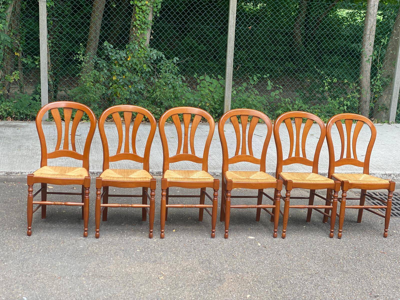 6 country-style chairs in solid cherry wood with rush seats from the 1990s.