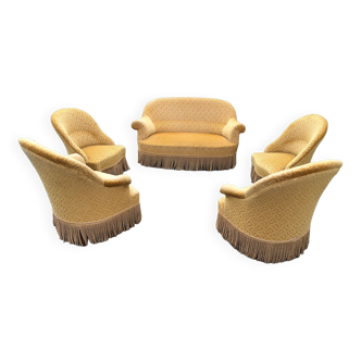 Salon vintage crapaud de cinq pièces et d’un petit repose pieds  en velours damassé couleur or.