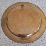 Grande assiette en métal ciselé