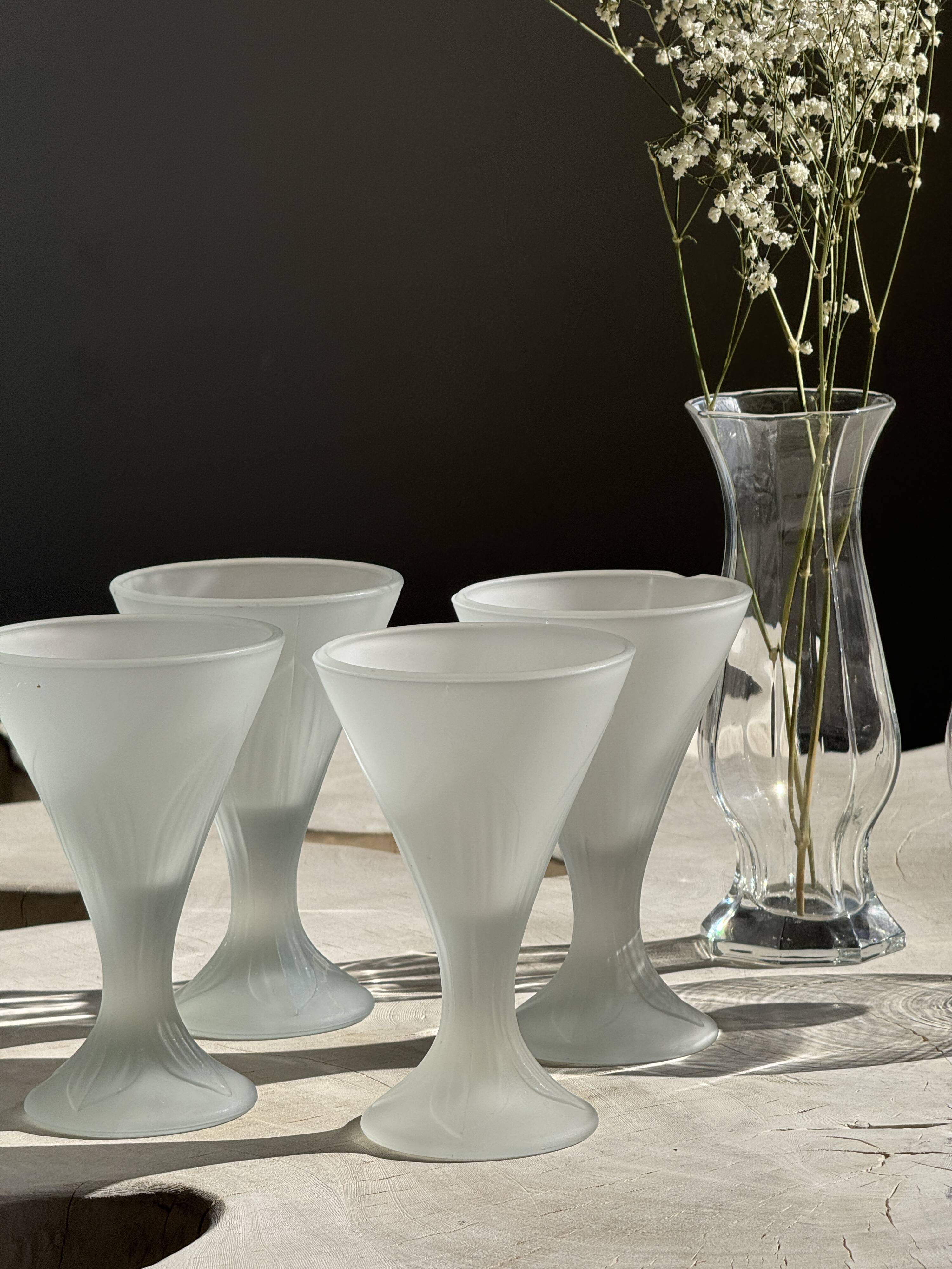 Carafe en verre à bec verseur et anse
