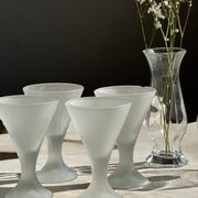 Carafe en verre à bec verseur et anse