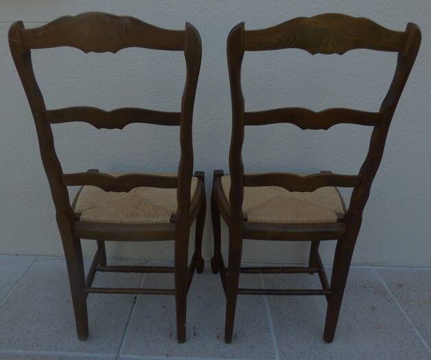 2 chaises de style  en bois massif à dossier haut et assises en pailles