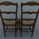 2 chaises de style  en bois massif à dossier haut et assises en pailles