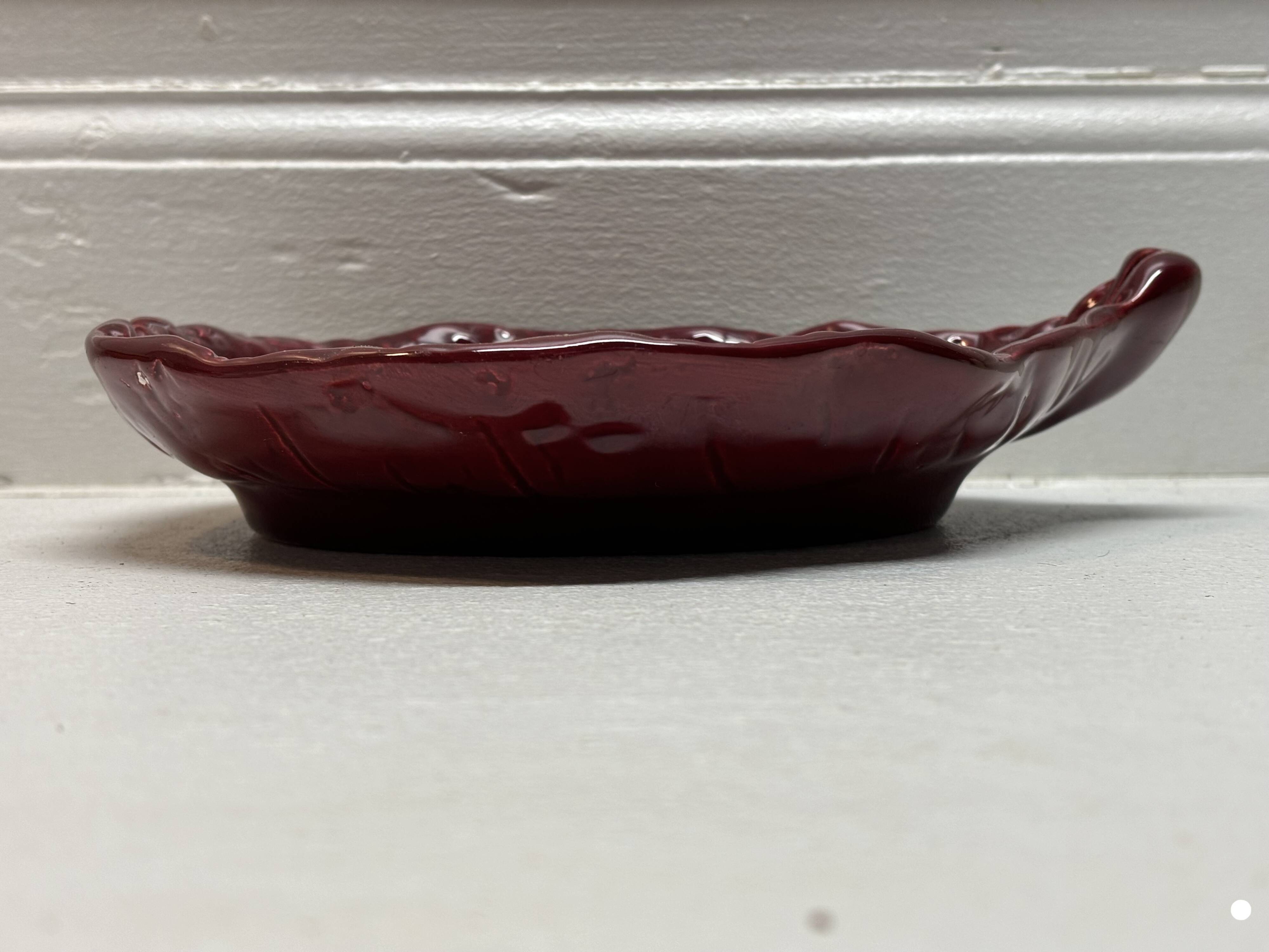 Red cabbage leaf slip dish