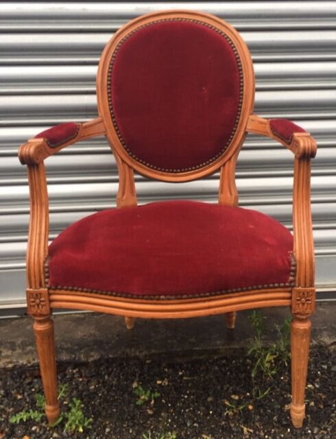 Paire de fauteuils médaillon