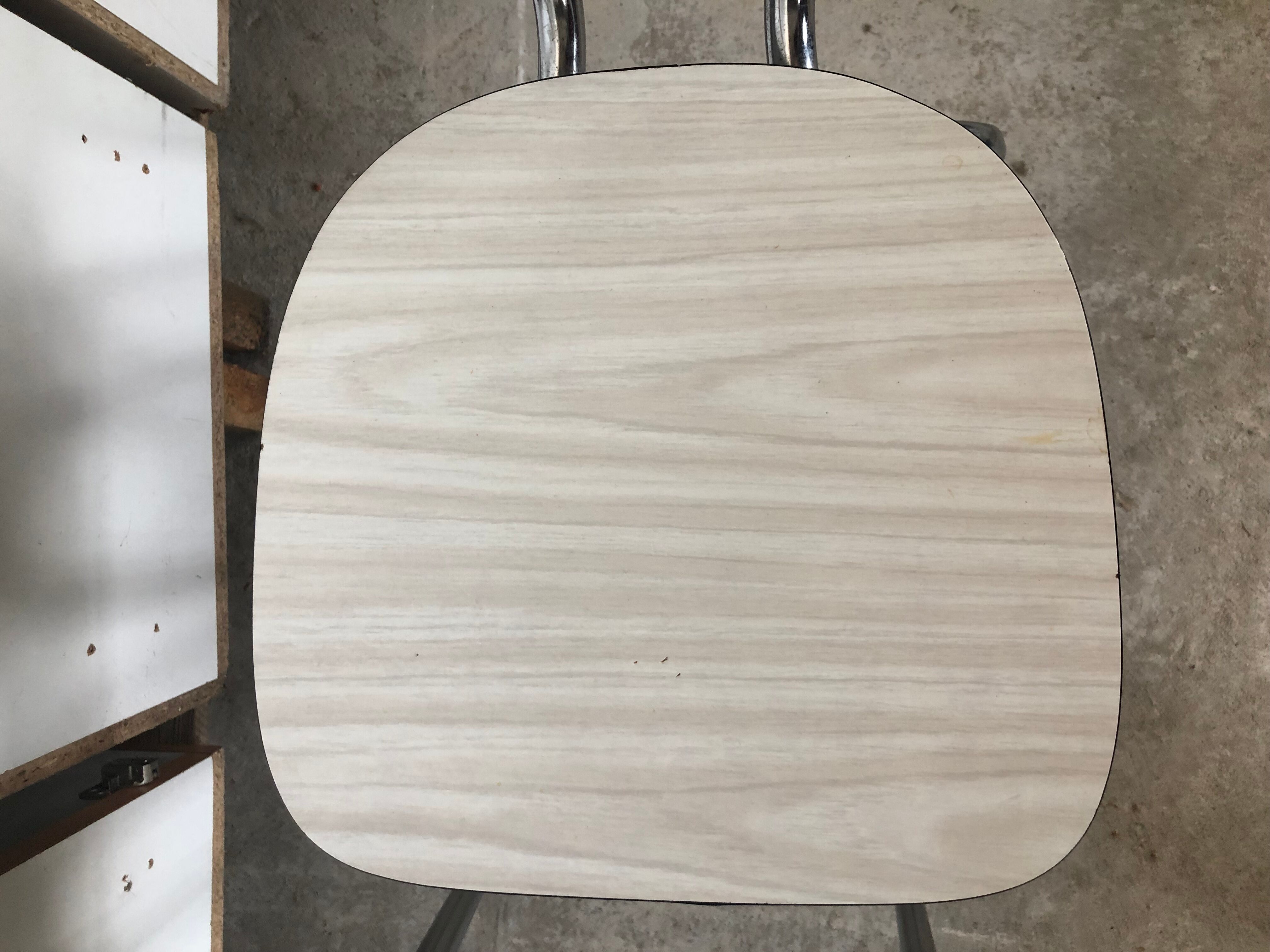 2 chaises en Formica blanc-gris des années 70