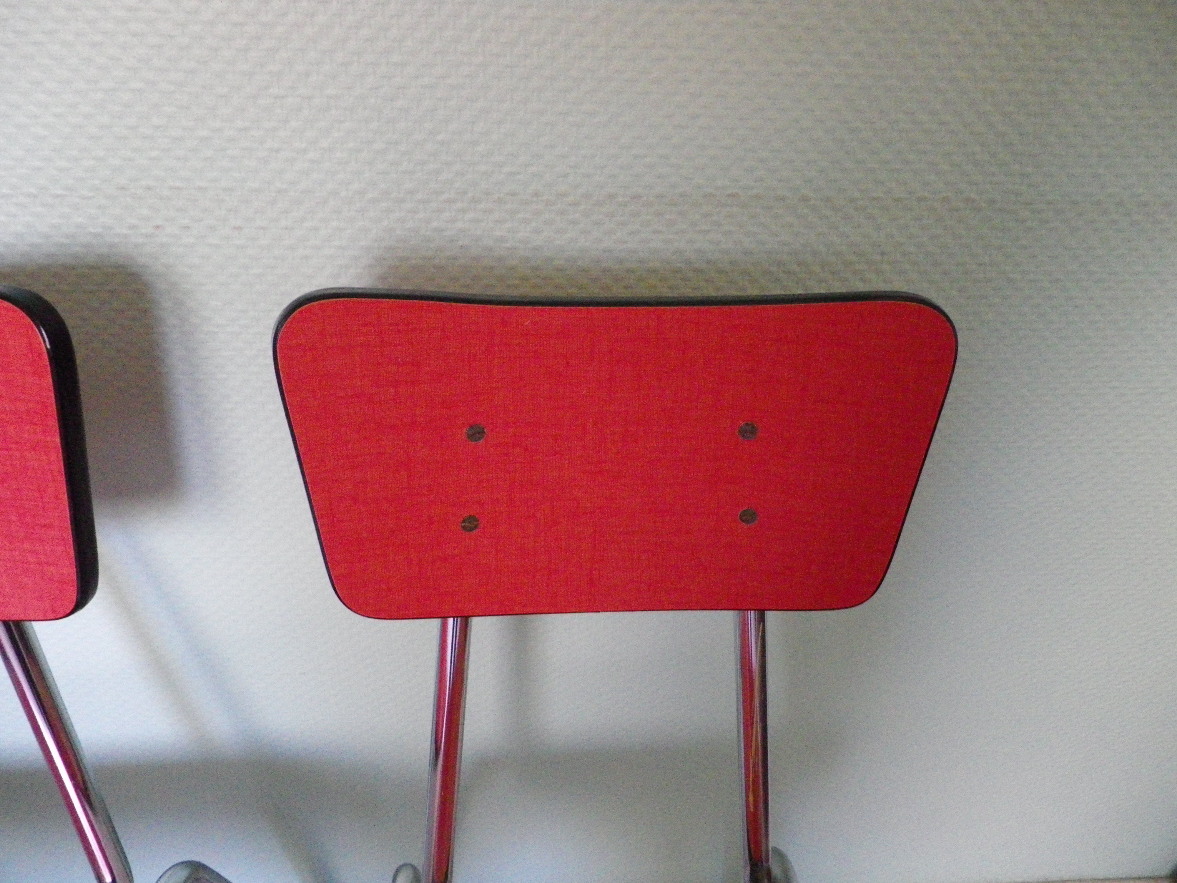 Table in red formica, 4 roc chairs, 2 extension cords, 2 drawers 60