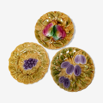 Set of 3 plates of Sarreguemines in slip, fruit motif