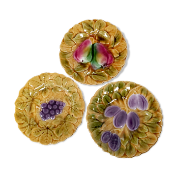 Set of 3 plates of Sarreguemines in slip, fruit motif