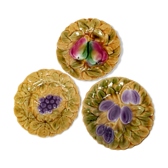 Set of 3 plates of Sarreguemines in slip, fruit motif