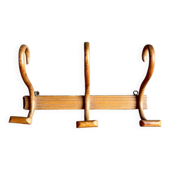 Wall-mounted coat rack with 3 hooks in bent beech