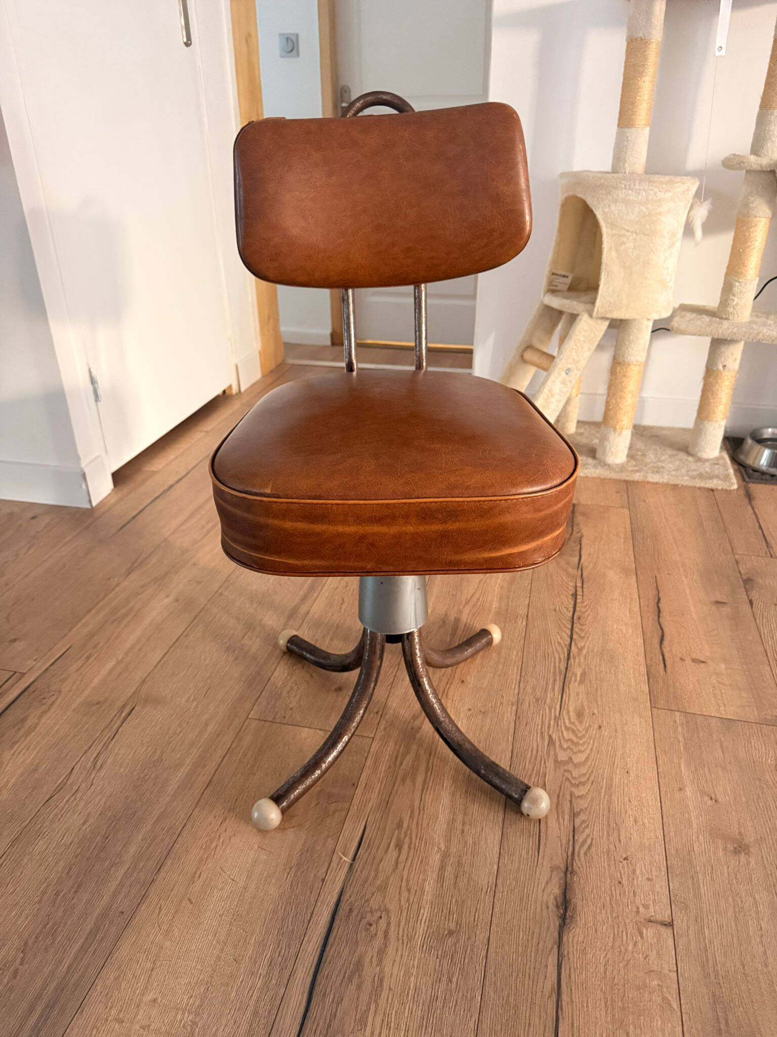 Chaise bienaise en métal et cuir