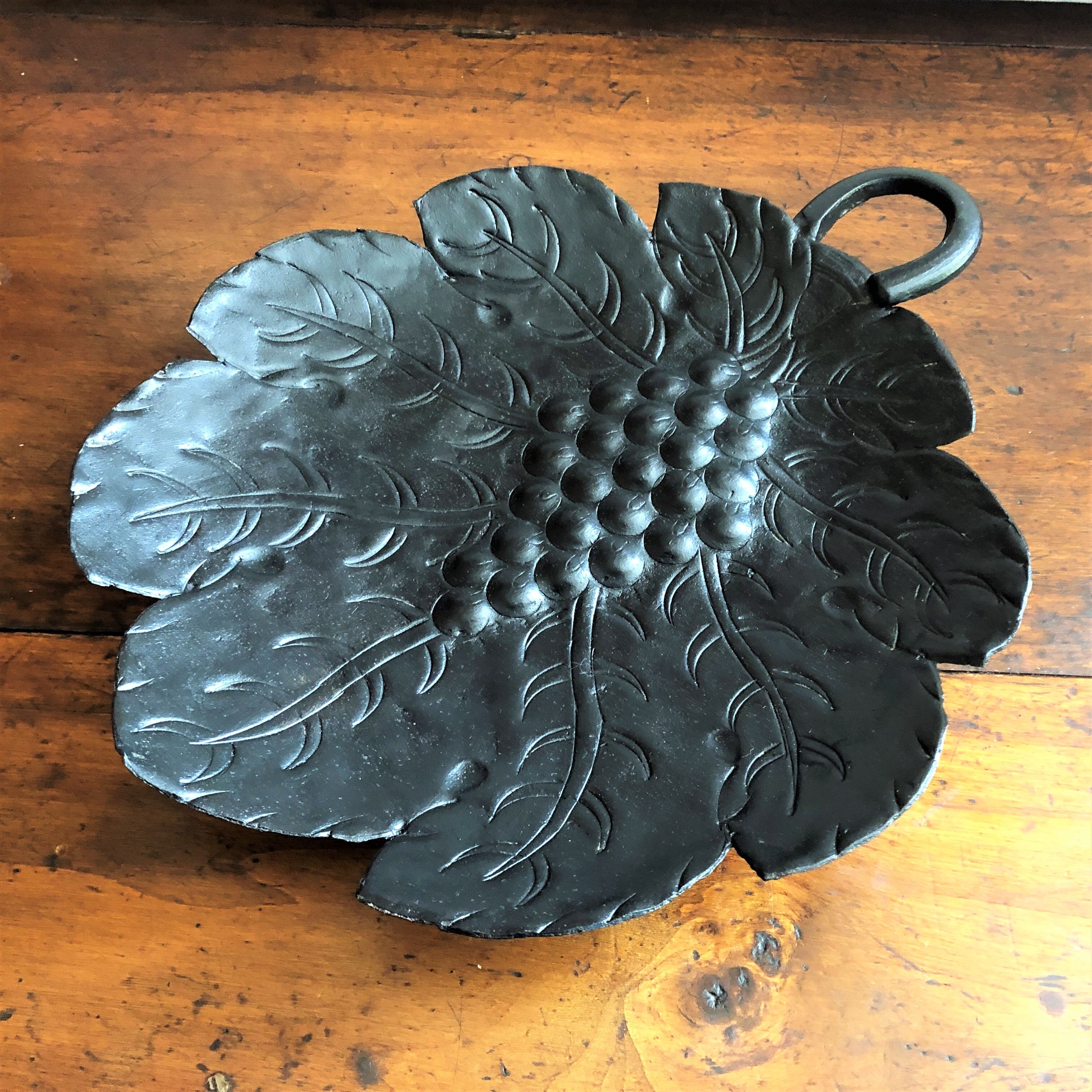 Vide-poche ou plat métal feuille de vigne et grappe de raisin