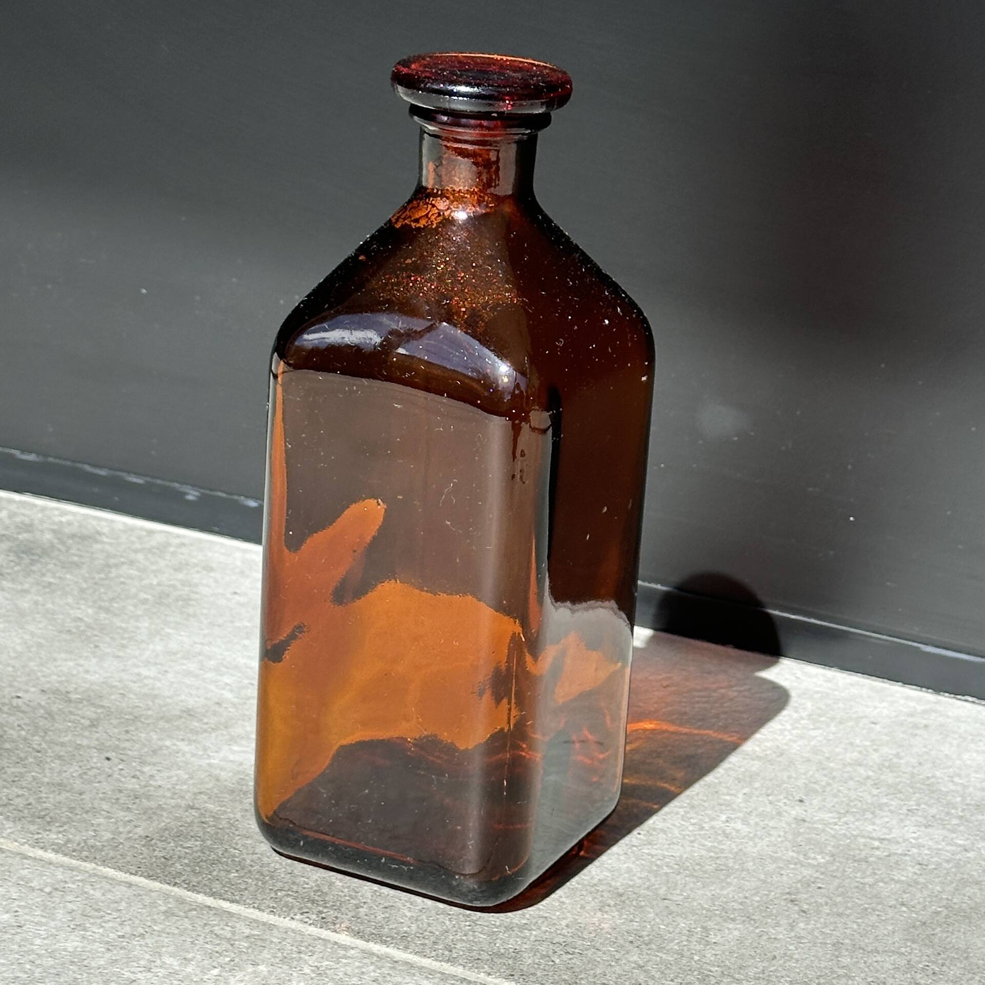 Amber glass carafe - stopper