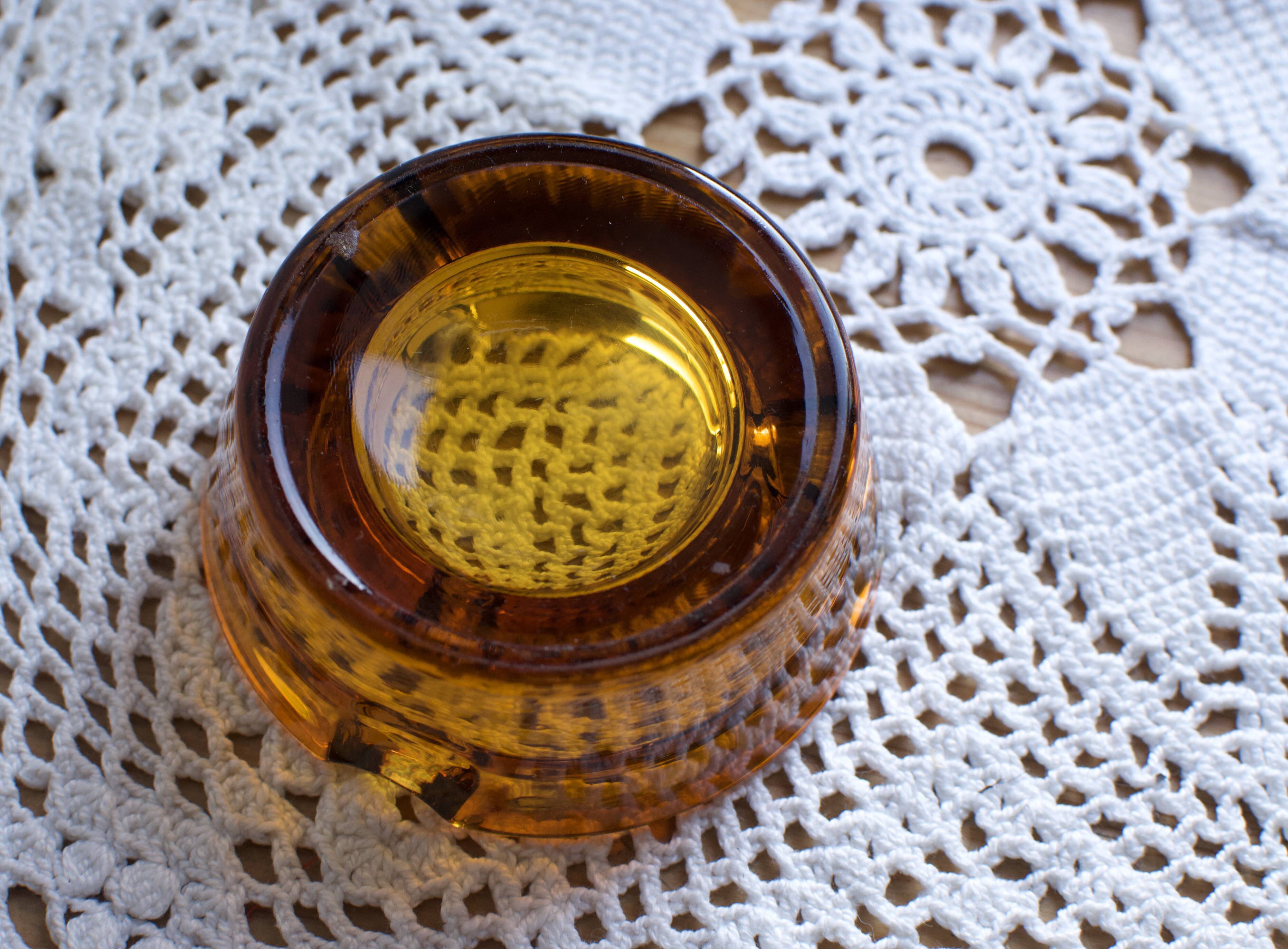Cendrier bloc en verre ambré vintage