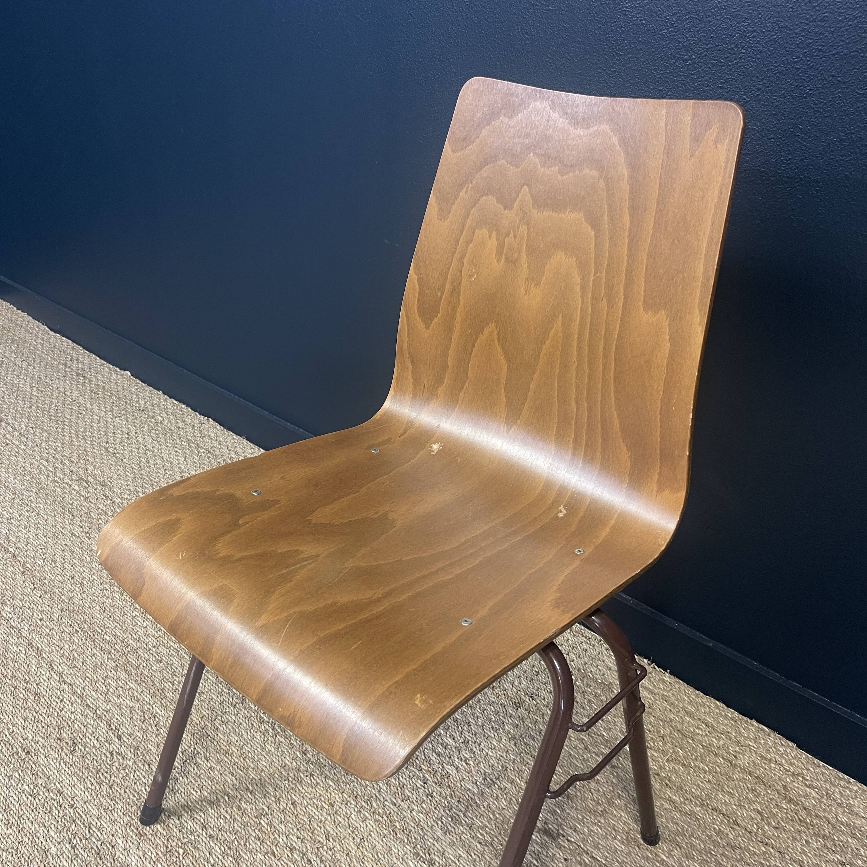 Lot de 68 chaises design droit en bois et piètement en acier marron années 70 Pays-Bas