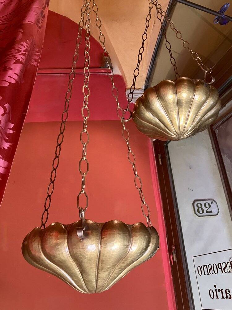 Italian Art Nouveau Hanging Bowl Pendant Lamps or Planters in Hand-Hammered Brass, 1890s, Set of 2