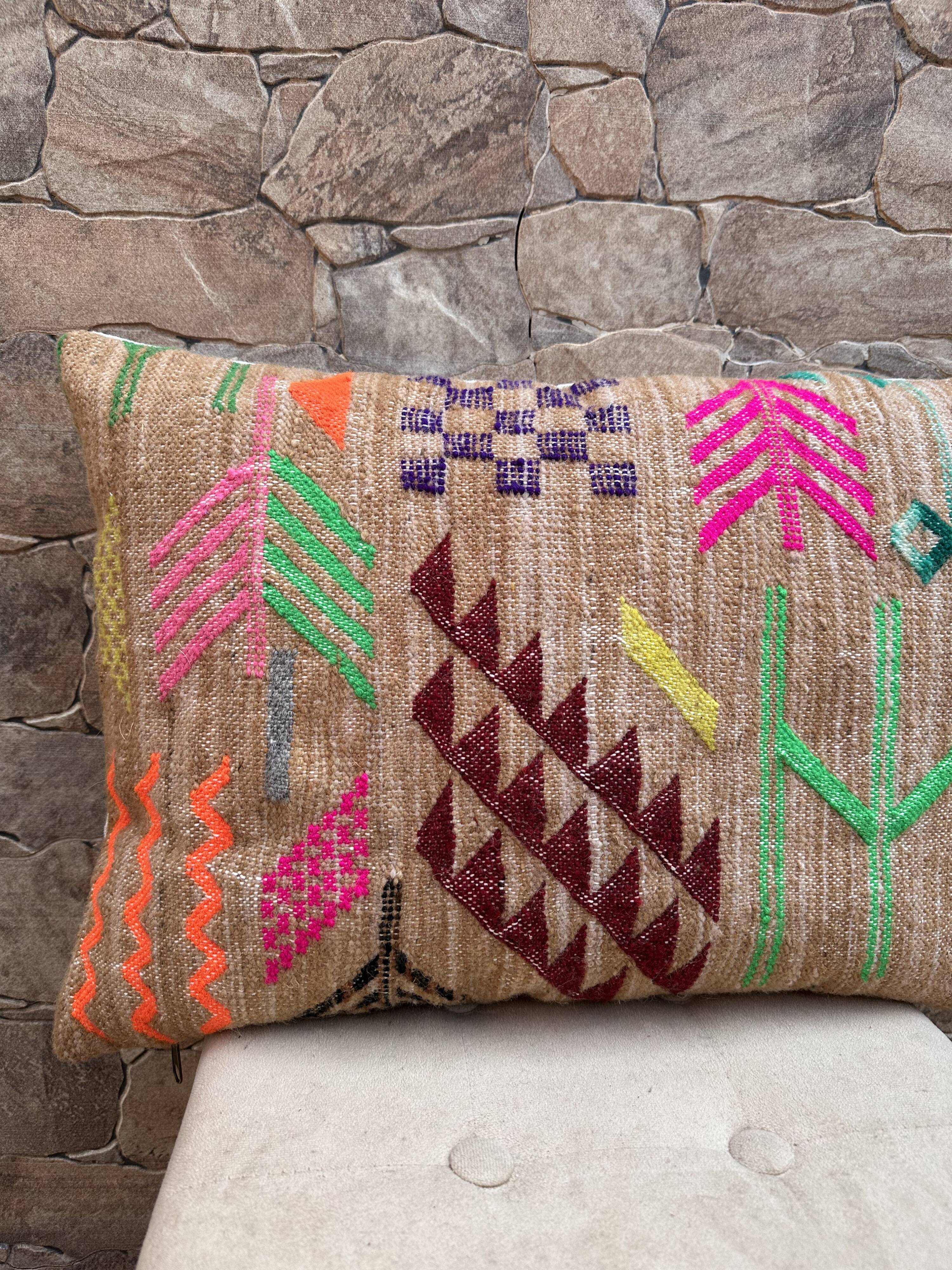 Handmade Moroccan Kilim cushion cover: Bohemian decorative cushion