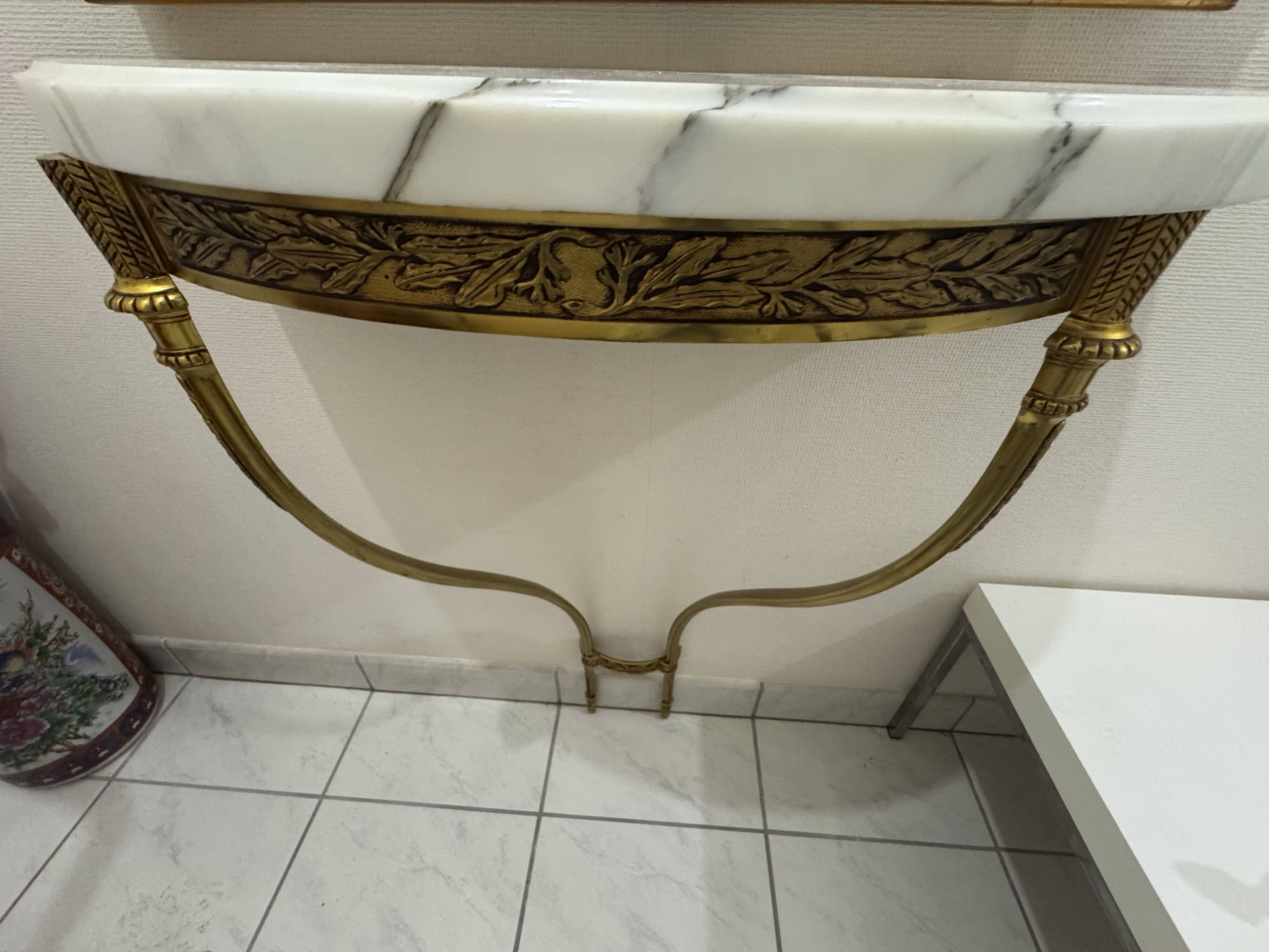Console en bronze dorée avec plateau en marbre blanc veinée gris