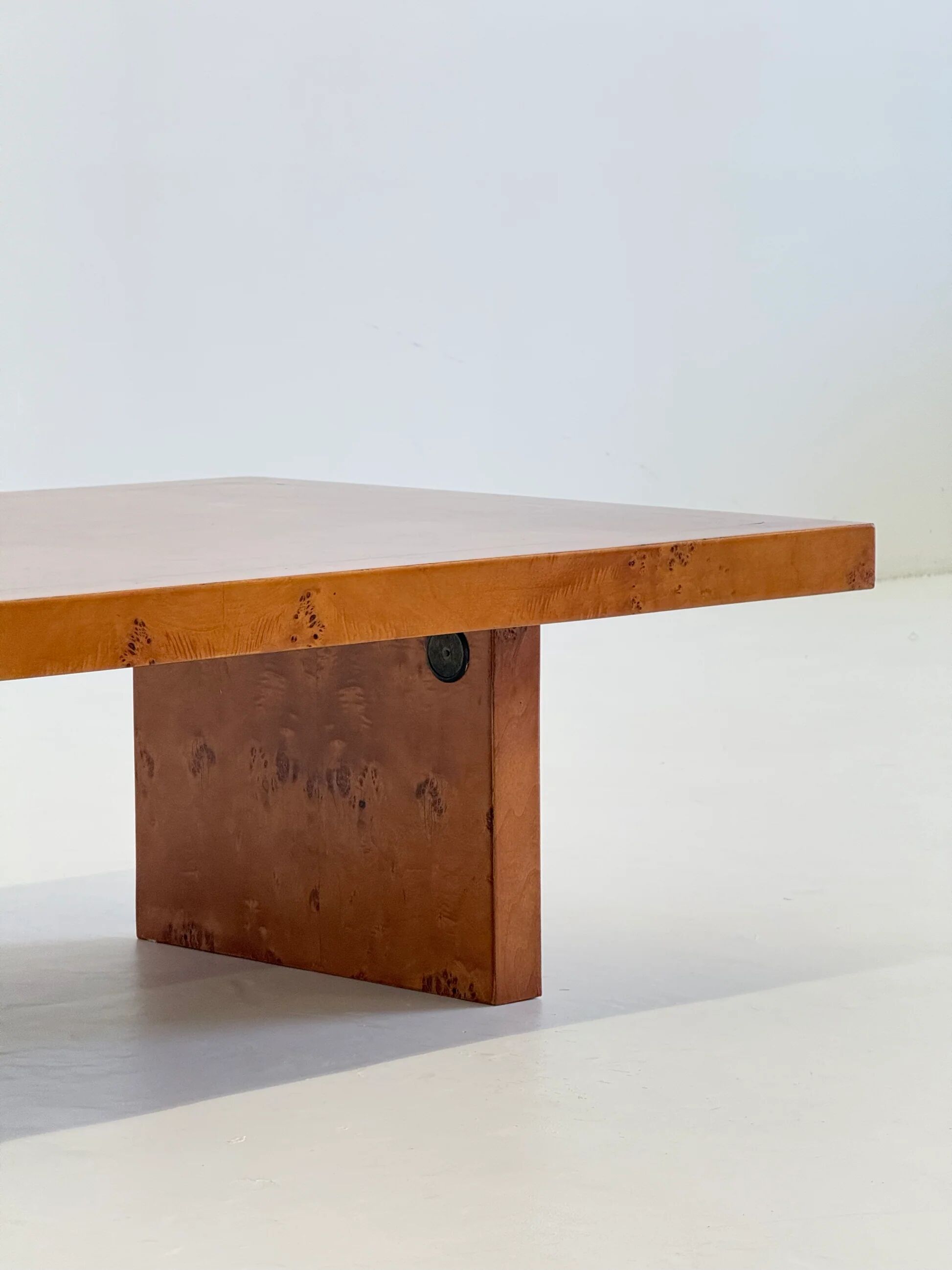Table basse vintage par Smania en bois de noyer.