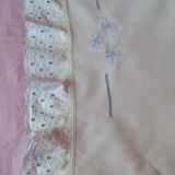 Drap ancien brodé bleu pour bébé