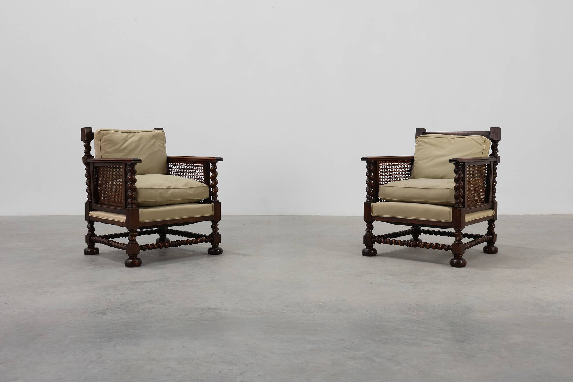 Paire de fauteuils en chêne anglais antique et en rotin avec des détails torsadés, Royaume-Uni c
