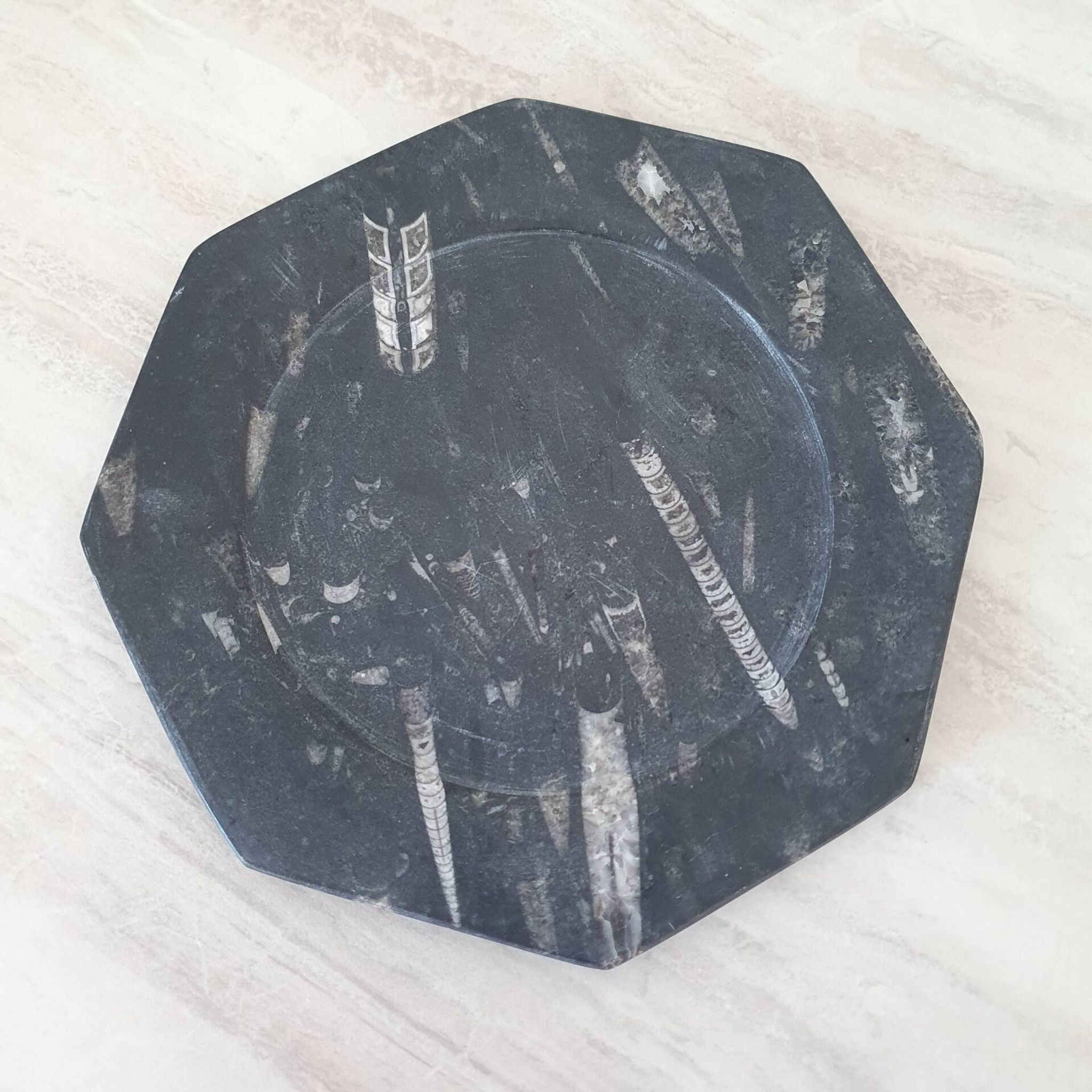 Decorative plate made of fossilised orthoceras marble.