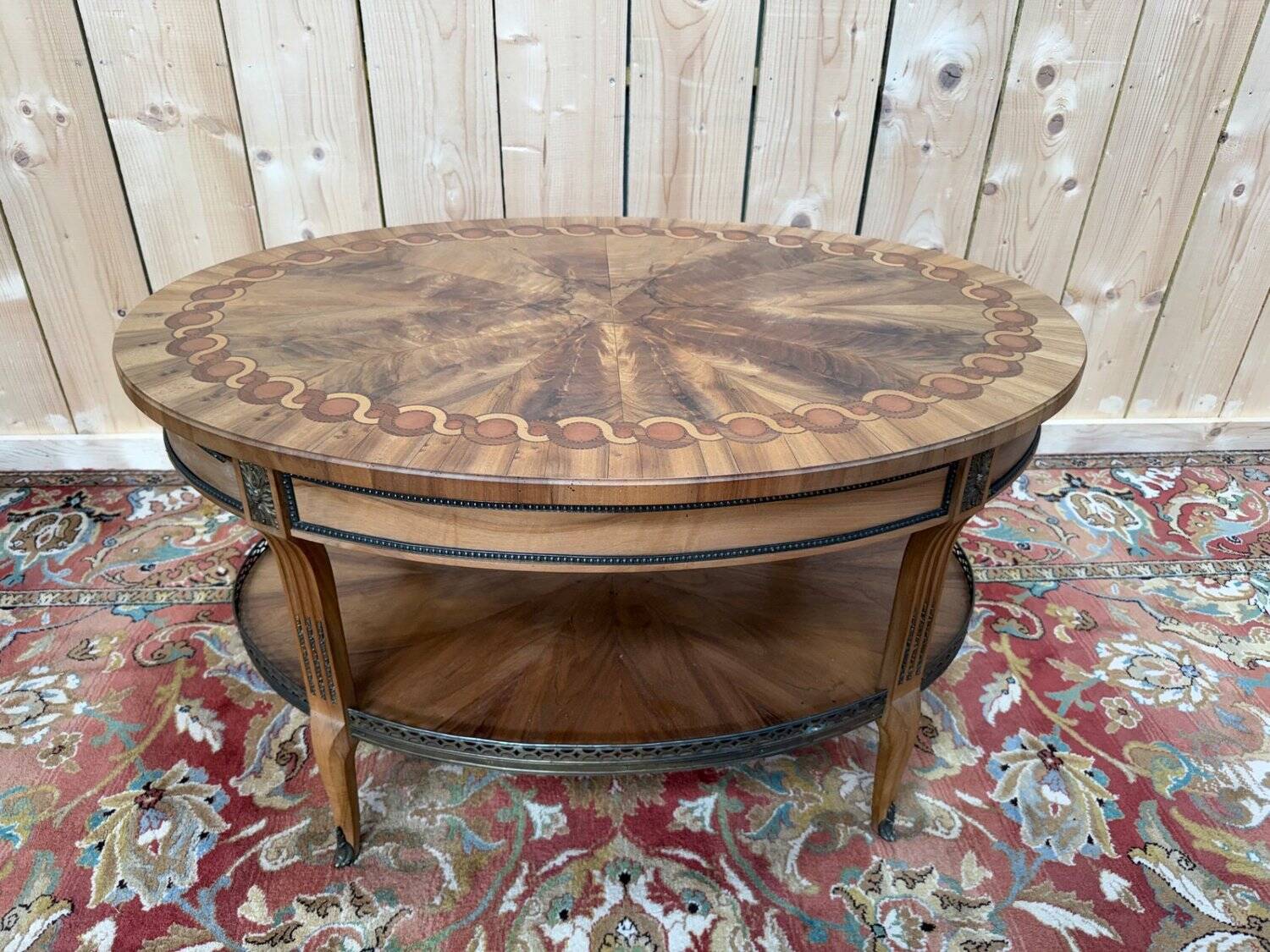 Table basse ovale – Style Louis XVI – Marqueterie, galerie laiton, sabots b