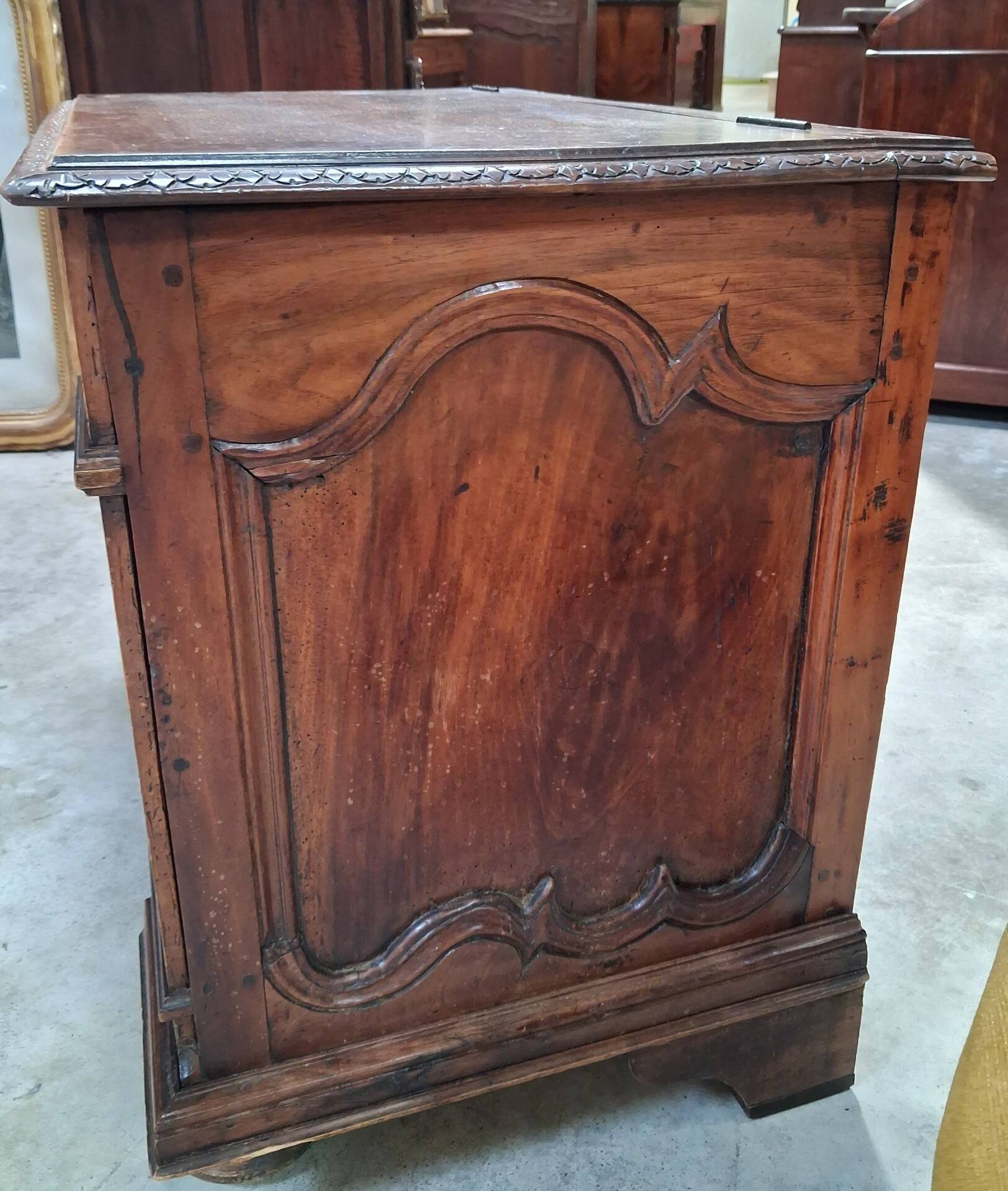 Renaissance-style chest in carved walnut from the 19th century.
