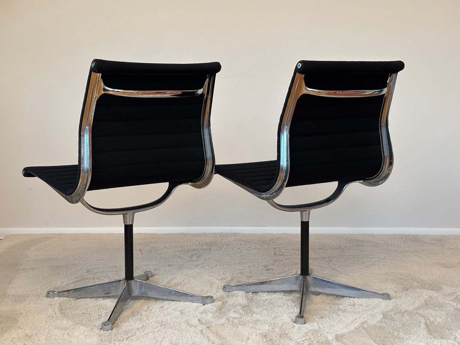 Model EA 105 aluminium chairs by Eames for Herman Miller, 1970s, set of 2